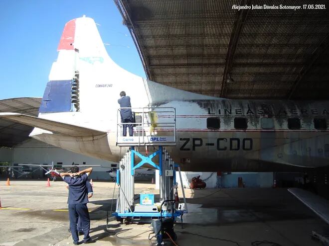 El trabajo de limpieza de la aeronave de LAP tomará varios días, debido a que estuvo a la intemperie durante casi 50 años y soportó todo los fenómenos climáticos a lo largo del tiempo.