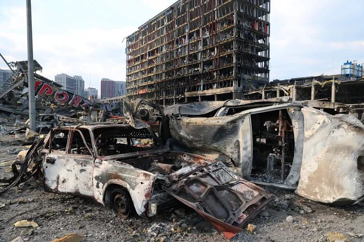 Vista general de un centro comercial en Kiev, dañado por bombardeos rusos.