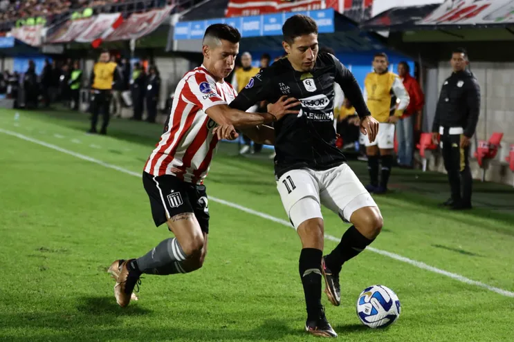 Óscar Ruiz (d), atacante de Tacuary, en el partido contra Estudiantes por la segunda fecha de la fase de grupos de la Copa Sudamericana.