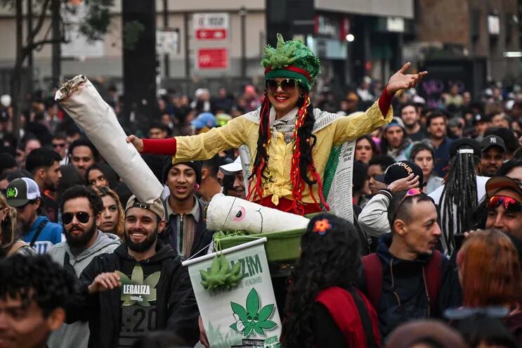 La gente participa en una manifestación exigiendo la legalización de la marihuana en la Avenida Paulista, en Sao Paulo, Brasil.