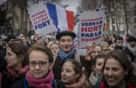 Manifestantes anti aborto protestan en París, Francia, el pasado domingo.
