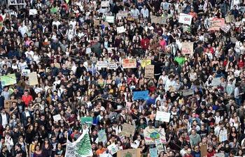 Estudiantes y activistas participan de la huelga mundial por el clima en Turín, Italia.
