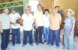 los-productores-del-comite-santa-maria-se-reunieron-con-el-intendente-dgar-chavez-y-la-encargada-del-deag-en-paso-yobai-delia-ferreira--201502000000-1311349.jpg