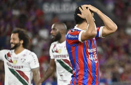 Cecilio Domínguez (d), jugador de Cerro Porteño, lamenta una jugada en el partido frente a Fluminense por la Copa Libertadores 2024 en el estadio La Nueva Olla, en Asunción, Paraguay.