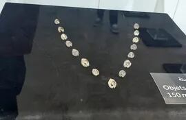 Las 32 cuencas de conchas marinas perforadas (Nassarius gibbosulus) -de unos 5 centímetros de talla- que fueron encontradas en la cueva de Bizmoune expuestas en la Necrópolis de Chellah en Rabat. Marruecos celebró el reciente descubrimiento de las joyas más antiguas de la humanidad de alrededor de 150.000 años en las cuevas de Bizmoune, al sur del país, que según el equipo del hallazgo han proveído evidencias para definir el comportamiento simbólico humano más antiguo del mundo. EFE/ Fátima Zohra Bouaziz