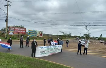 Funcionarios del centro de salud de Carmen del Paraná cerraron la ruta nacional PY01 para exigir el cobro de sus salarios, que ya lleva seis meses de retraso.