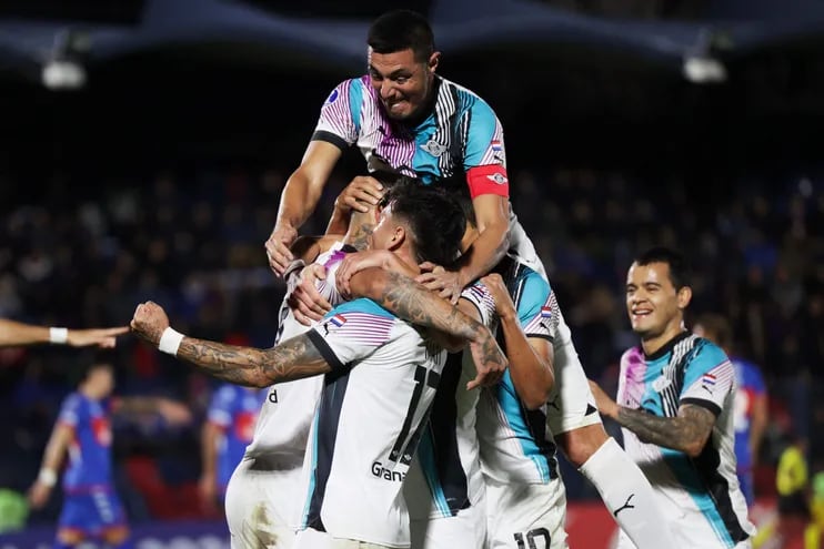 Los futbolistas de Libertad celebran un gol en el partido contra Tigre en la Copa Sudamericana 2023.