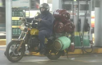 riesgo-a-bordo-motociclista-lleva-varias-garrafas-atadas-a-su-moto-163904000000-1674564.jpeg