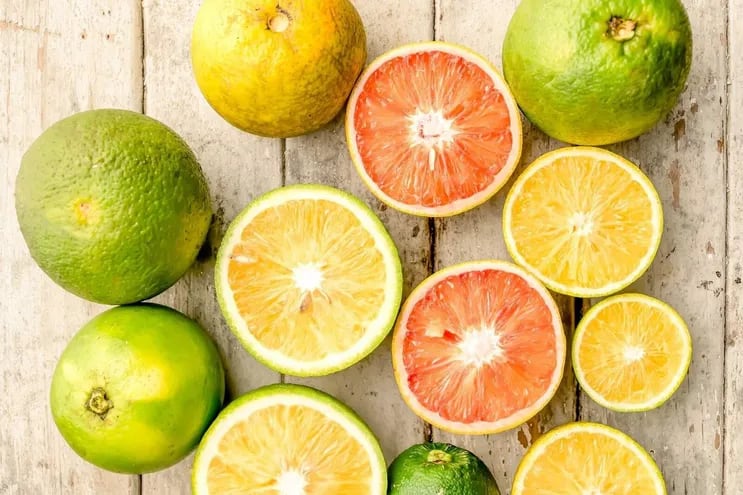Las frutas cítricas como el limón o la naranja, al igual que las verduras de hoja verde como las espinacas, son ricas en Vitamina C, que ayudan aumentar y fortalecer las defensas, además de aliviar los síntomas de la gripe o resfriado.