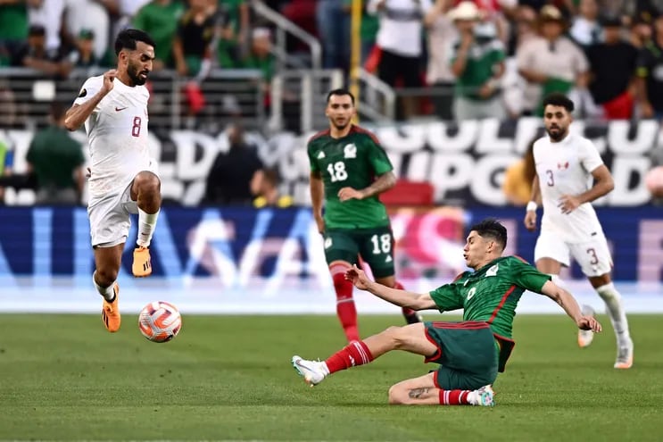 Ali Asad (i), de Qatar, disputa el balón con con el defensor mexicano Gerardo Arteaga, durante el partido que la selección asiática ganó 1-0 por la Copa Oro de la Concacaf.