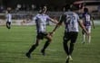 Los dos cambios en el festejo gua’i. El argentino Lautaro Comas marcó el gol, lo celebra y sale a su encuentro Salinas (23)