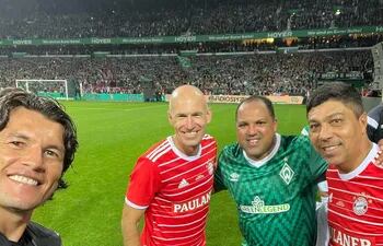 Un selfie de Haedo Valdez con el holandés Arjen Robben y los brasileños Ailton y Giovane Elber, en el estadio del Werder Bremen.