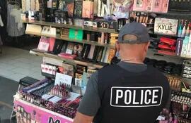 Un agente de la división central del Departamento de la Policía de Los Ángeles realizando una inspección durante un operativo de incautación de maquillajes falsificados.