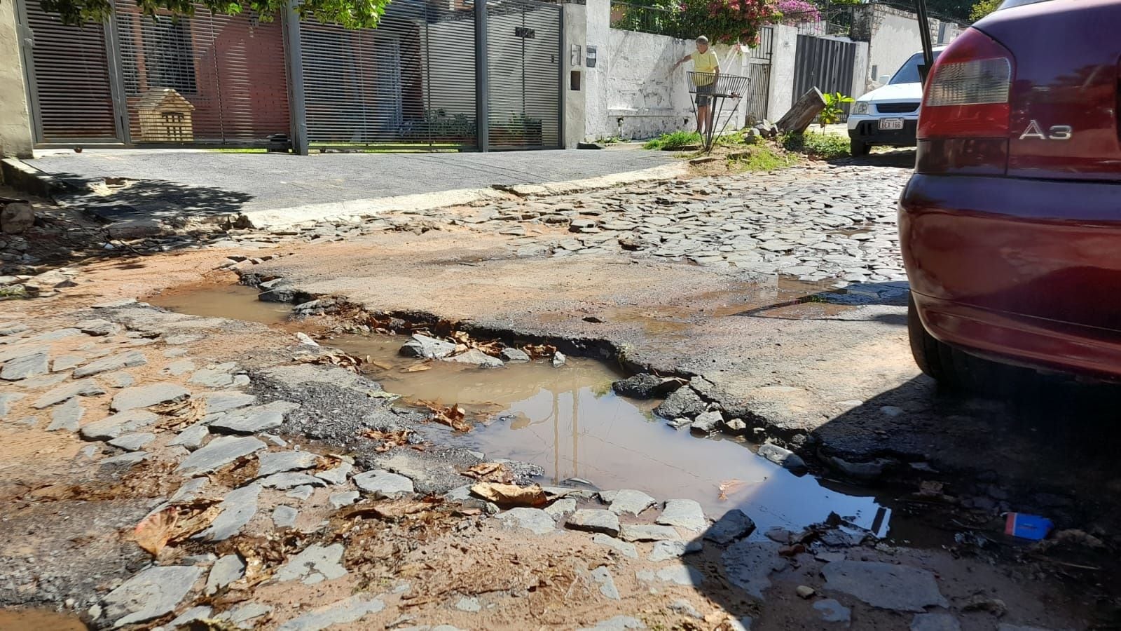 Vecinos del barrio San Antonio reclaman hace un mes la reparación de calles estropeadas. 