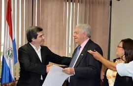 el-senador-carlos-filizzola-entrega-el-diploma-del-premio-nacional-de-musica-al-compositor-florentin-gimenez--200319000000-1424145.jpg