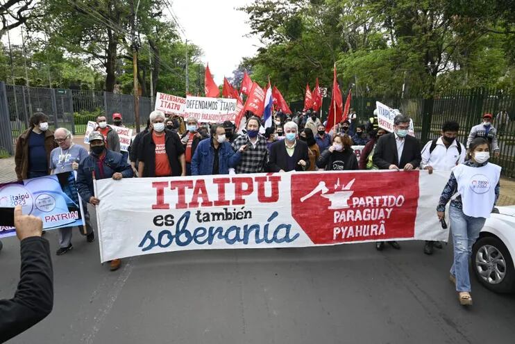 Los integrantes del Partido Paraguay Pyahurã y otros integrantes de campañas en defensa de la soberanía de Itaipú se unieron para exigir a los miembros del Consejo de la Binacional que no sean entreguistas con el Brasil.