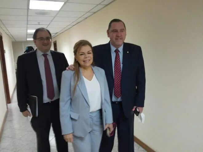 El senador colorado Javier Zacarías Irún y su esposa Sandra McLeod junto al abogado Ricardo Preda, antes del inicio de la audiencia preliminar.