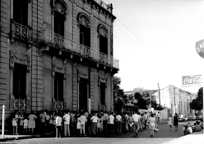 Una larga fila de personas aguardaba para trámites en las afueras del Registro Civil en 1970.