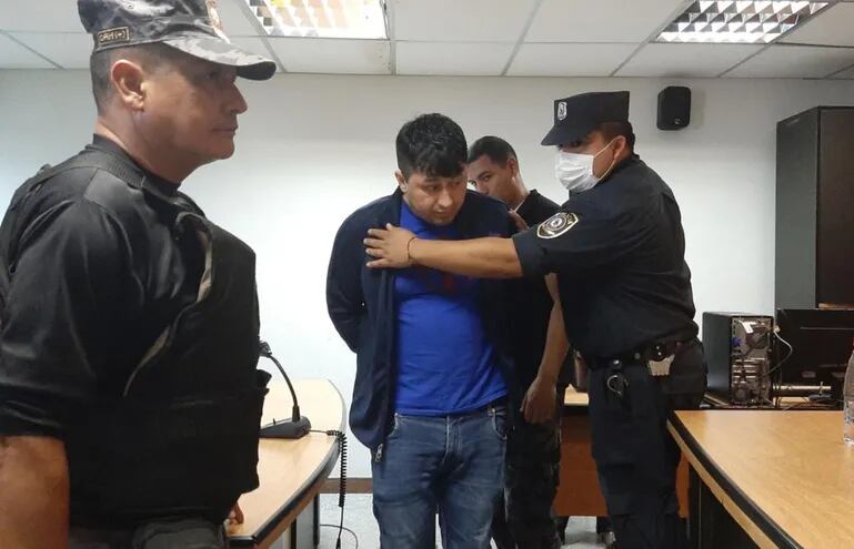 Armando Javier Rotela es llevado por policías y agentes penitenciarios tras conocer la fuerte condena que le aplicaron.