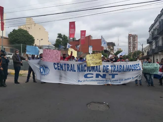 Choferes bloquean la calle Luis Alberto Herrera, frente al Ministerio de Trabajo.