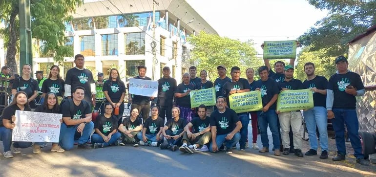Representantes de grupos ambientalistas se manifiestan frente al Congreso pidiendo rechazo de la habilitación de la explotación de hidrocarburos en el Parque Nacional Médanos del Chaco.