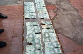 Una parte del dinero encontrado en la vivienda del comerciante de celulares Marcial Barrios.