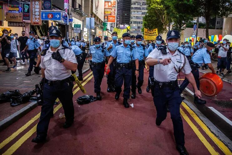 Policías cargan contra manifestantes en Hong Kong luego del cierre del sitio donde tradicionalmente se hacen actos de homenaje a las víctimas de los incidentes de la plaza Tiananmen.