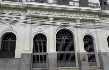 Las rejas de la sede central de la Cancillería, el palacio Benigno López, amanecieron hoy cerradas a cal y canto.
