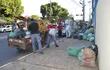 San Antonio: ciudadanos indignados llevaron sus basuras hasta la municipalidad en reclamo por la falta de recolección.