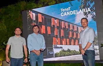 Juan Gustale, vicepresidente de ueno; Manuel Ochipinti, presidente del BNF, y el arquitecto Aldo Cristaldo, de Bauen, que desarrolla la marca inmobiliaria TeneT.