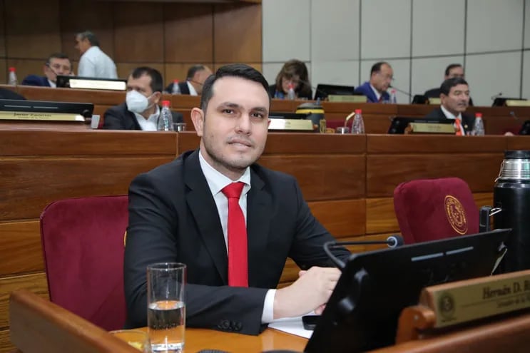 El gremio del Colegio de Abogados del Noveno Departamento de Paraguarí pide investigar sobre la legalidad del título de abogado del senador Hernán Rivas.
