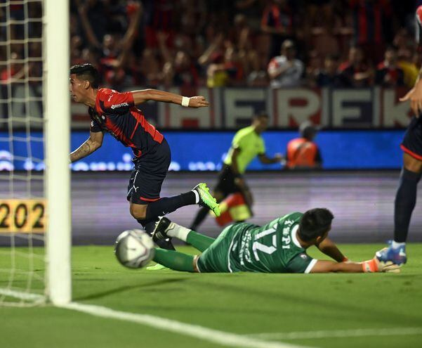 El remate de Enzo Giménez que terminará en el primer gol de Cerro Porteño sin que el arquero de Ameliano, Víctor López, evite la caída de su arco.