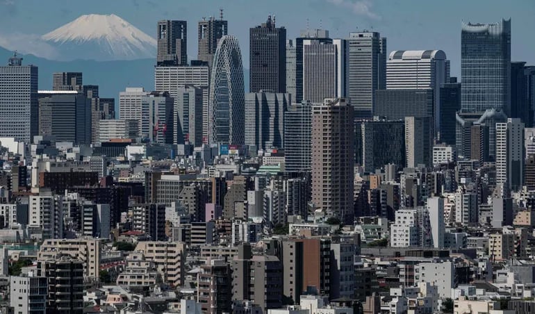 Los rascacielos del área de Shinjuku fotografiados con el monte Fuji detrás, en Tokio.
