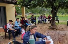 Los clientes de la ANDE en Caapucú aguardando ser atendidos por la funcionaria de la institución, el viernes último (Gentileza).