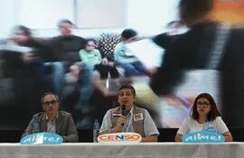 Conferencia de prensa del cierre del censo con Iván Ojeda en el centro.
