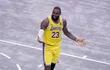 LeBron James de Los Ángeles Lakers reacciona este miércoles, antes de un partido de baloncesto de la NBA ante Memphis Grizzlies en el FedEx Forum en Memphis (EE.UU.).