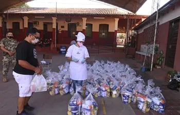 El MEC comunicó la séptima y última entrega de kits de alimentos en Asunción. En la imagen, la entrega realizada en la escuela Adela Speratti.