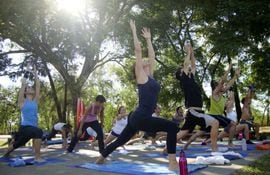 ashtanga-yoga-es-para-todas-las-personas-se-aprende-de-manera-gradual-de-acuerdo-a-su-propio-ritmo--201127000000-1549589.jpg