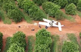 La aeronave interceptada hizo un aterrizaje forzoso y capotó en una pista de tierra ubicada en Santa Cruz do Rio Pardo.
