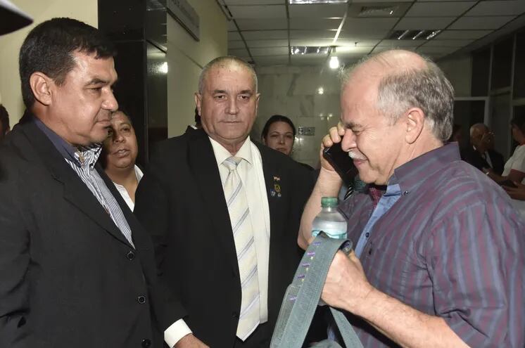 Osvaldo Vera, Merardo Palacios y Walter Bower, el 30 de diciembre de 2019, luego de ser absueltos del delito de tortura en el juicio oral y público.