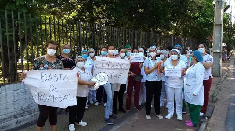 Familiares de pacientes en terapia y personal de salud del Ineram protestaron ayer por la falta de fármacos e insumos básicos.