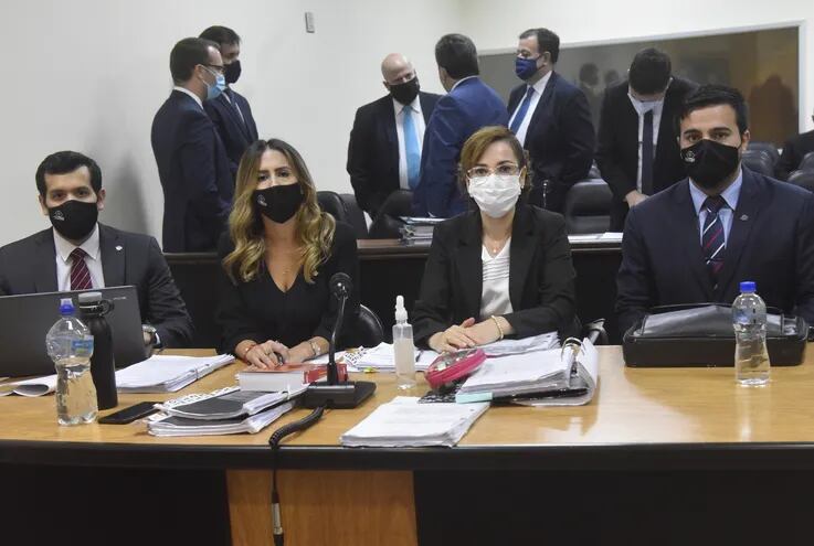 Rodrigo Estigarribia (derecha), Sussy Riquelme y Natalia Fúster son los fiscales del caso.