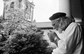 Ernesto Cardenal, en León (Nicaragua), en 1979. Fotografía de Pedro Valtierra.