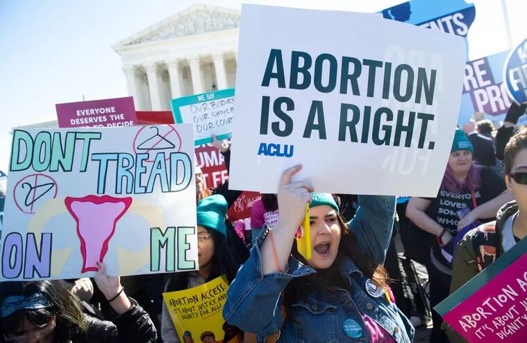 Manifestantes a favor del aborto legal protestan en Washington.