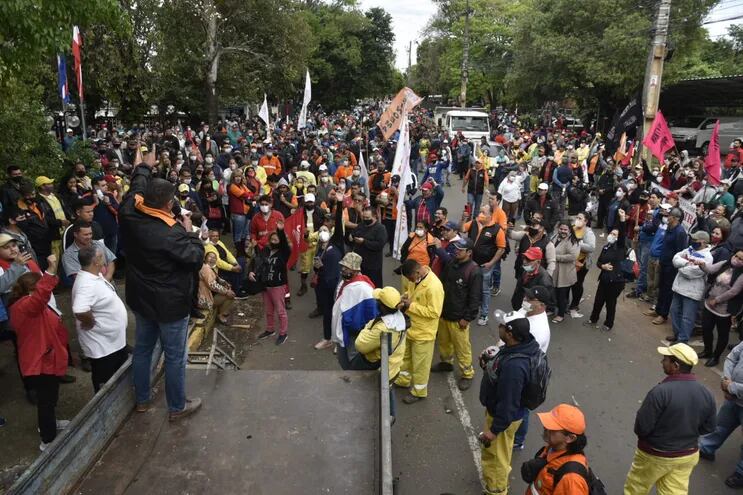 Manifestación de funcionarios sindicalizados de la Municipalidad de Asunción. Exigen ampliación presupuestaria para reajuste salarial.