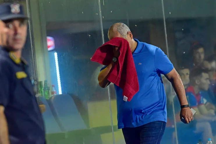 Francisco Arce, entrenador de Cerro Porteño, seca el rostro con una toalla después del empate contra Sportivo Ameliano por la primera fecha del torneo Apertura 2022 del fútbol paraguayo.