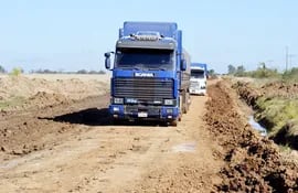 camiones-livianos-y-pesados-circulan-por-el-tramo-que-conecta-san-juan-con-el-cruce-yvyraty--210502000000-1791702.jpg