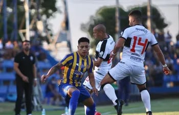 Fernando Cardozo (14) y Sergio Otálvaro presionan a un rival del Sportivo Luqueño en el partido de la jornada 15 del torneo Clausura 2021.