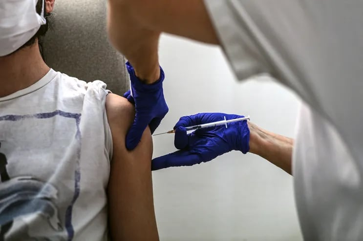 Un trabajador de la salud recibe una dosis de la vacuna AstraZeneca/Oxford Covid-19 en el hospital Edouard Herriot de Lyon, Francia.