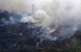 Incendio de pastizal en Ybycuí.